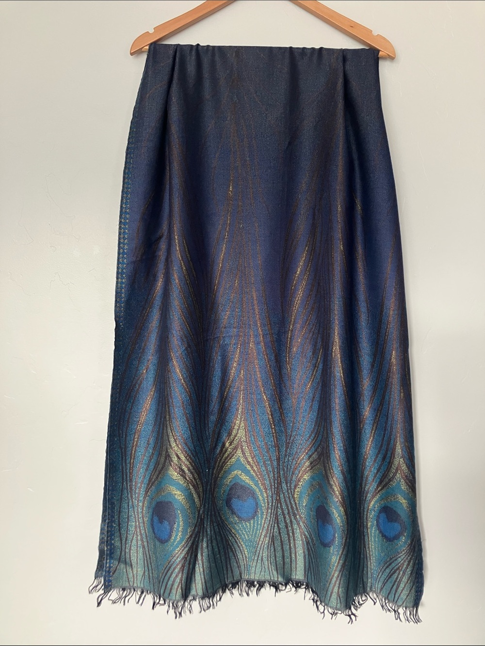 The Metropolitan Museum of Art Peacock Feather scarf - Picture 1 of 5